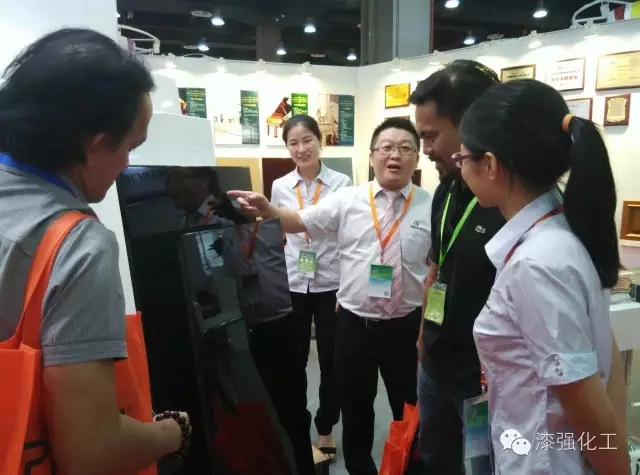 漆強化工亮光漆廠家中博會現(xiàn)場